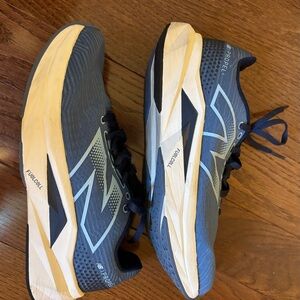 New Balance Fuel Cell Propel V5 running shoes. Size 9.5 WIDE